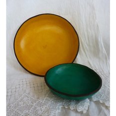 Cuenco de cuero de vaquetillateñidos con anilinas 11cm (verde) 10 €, de 17 cm.
es posible otros colores y tamaños.
